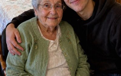 Nadie me visitaba nunca en el hogar de ancianos – Así que contraté a un actor para que fingiera ser mi nieto, pero él rompió a llorar cuando vio mi viejo álbum de fotos