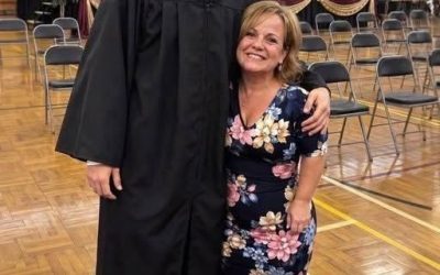 Mi madre me crió sola, pero en mi graduación universitaria, mi padre biológico apareció y dijo que ella me había mentido toda mi vida.