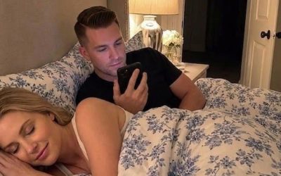 Anoche, escuché a mi esposo darle mi PIN a su madre mientras dormía: ‘Sácalo todo, hay más de ciento veinte mil dólares en él’. Solo sonreí y volví a dormir. Cuarenta minutos más tarde, su teléfono zumbaba con un mensaje de texto de su madre: “Hijo, ella lo sabía todo. Algo me está pasando…” Entonces el teléfono de repente se murió. – usnews