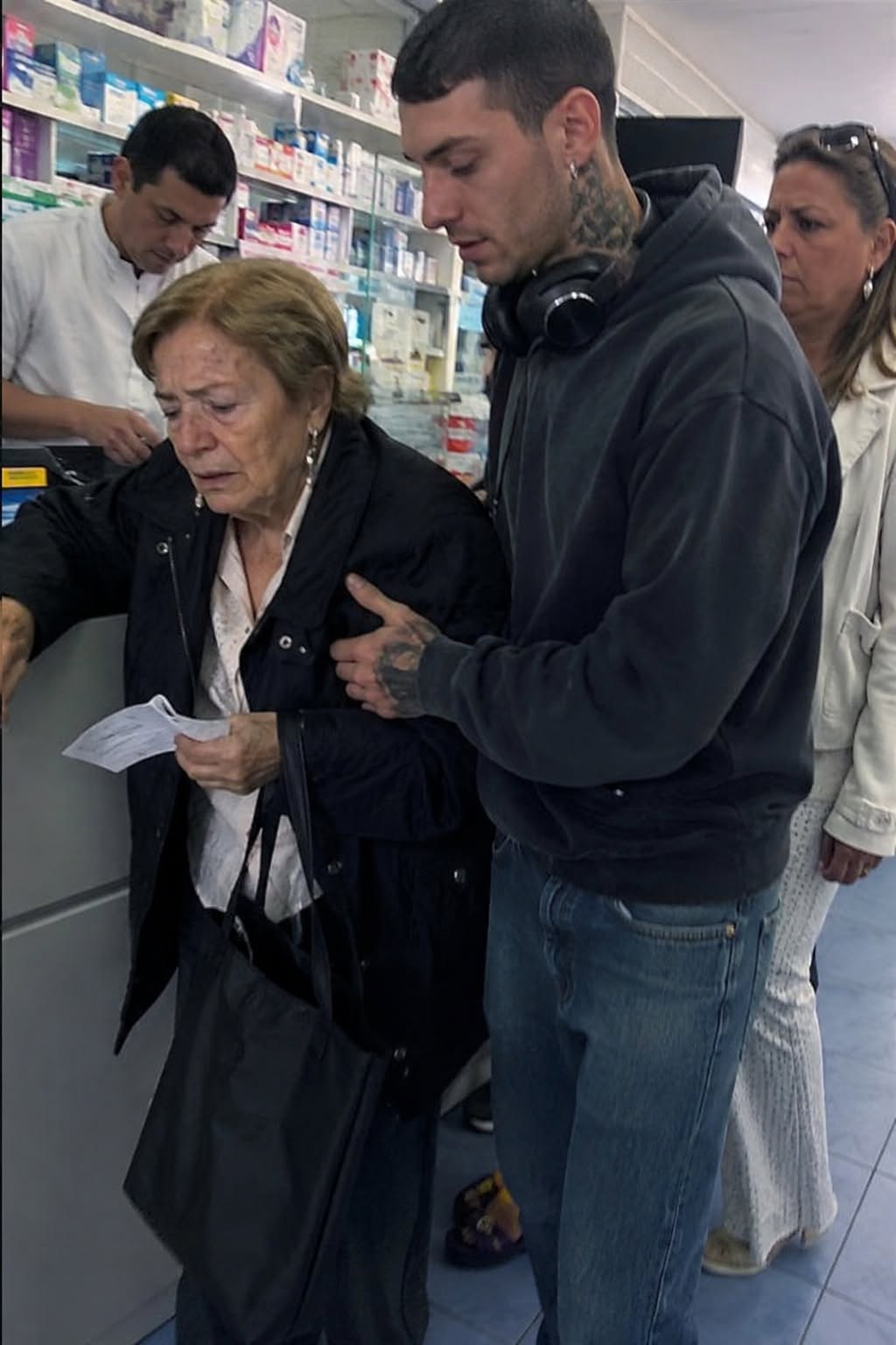 Cuando Empecé a Morir, un Desconocido Me Sostuvo y Me Devolvió la Vida
