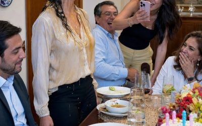 Mi cuñada me tiró un plato de sopa encima y toda la familia se rió. No sabían que la mujer que humillaban era quien sostenía su negocio. En una noche… sus tres hoteles cerraron al mismo tiempo.