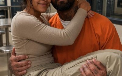 Me casé con un prisionero por dinero mientras cumplía una sentencia de doce años, pero después de que su condena fue anulada, vino a mi apartamento con una caja negra y dijo