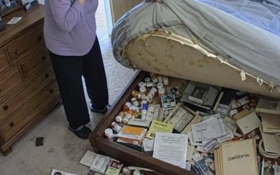 Lavé las sábanas siete veces y aún así el extraño olor de mi esposo no desaparecería … pero cuando rasgué el colchón con mis propias manos, la verdad oculta en mi interior congeló mi corazón y destruí nuestro matrimonio de ocho años en un instante.