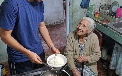 El humo denso y con aroma a ajo dorado comenzó a llenar la pequeña cocina mientras Mateo apagaba el fuego a toda prisa. Las manos le temblaban ligeramente al sostener el plato de arroz blanco, consciente de que los minutos estaban contados. 🍳