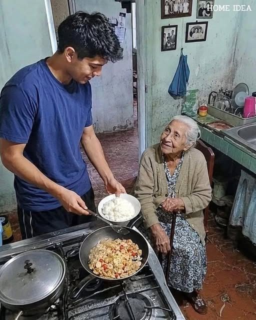 El humo denso y con aroma a ajo dorado comenzó a llenar la pequeña cocina mientras Mateo apagaba el fuego a toda prisa. Las manos le temblaban ligeramente al sostener el plato de arroz blanco, consciente de que los minutos estaban contados. 🍳