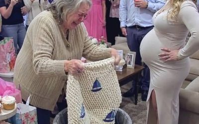 La manta que la abuela había hecho a mano fue desechada. Entonces su hijo llamó.