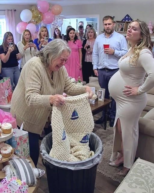 La manta que la abuela había hecho a mano fue desechada. Entonces su hijo llamó.