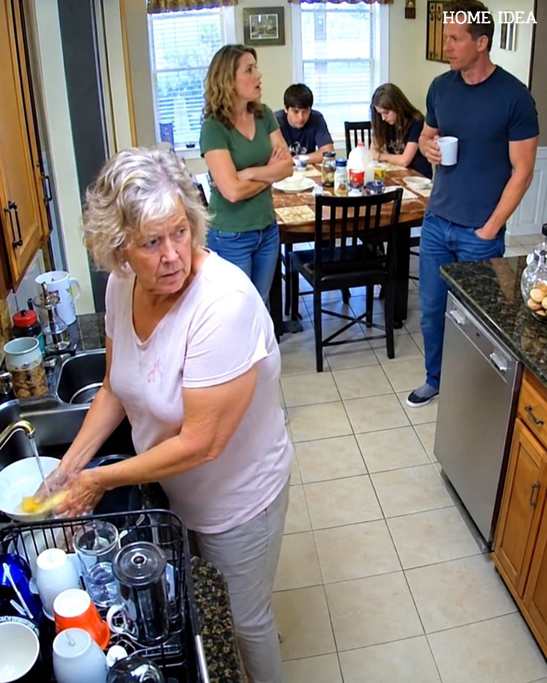 Mi hija estaba en la cocina de mi casa en Charleston y me dijo: «Tienes suerte de que al menos te dejemos dormir aquí». Su marido asintió