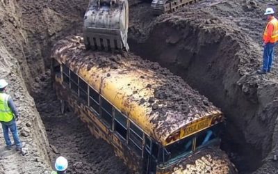 El rugido de la excavadora hizo retumbar la tierra mientras los dientes de metal golpeaban algo ridículamente duro a más de cinco metros bajo la superficie. 🚜