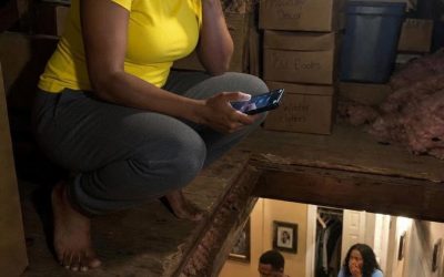 Mi hermana me llamó a medianoche y me susurró: «Apaga todas las luces. Sube al ático. No se lo digas a tu marido». Pensé que se estaba volviendo loca, hasta que miré a través de las tablas del suelo…