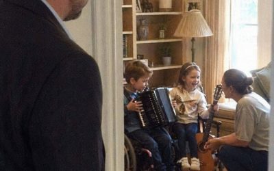 Volvió antes de tiempo y oyó una melodía: lo que la empleada hacía con sus hijos lo dejó sin aliento