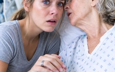 Mientras mi abuela agonizaba, mis padres y mi hermana no la visitaron ni una sola vez. Yo era la única que le sostenía la mano cuando susurró: «Cuando me vaya, mira detrás del retrato familiar en la sala».