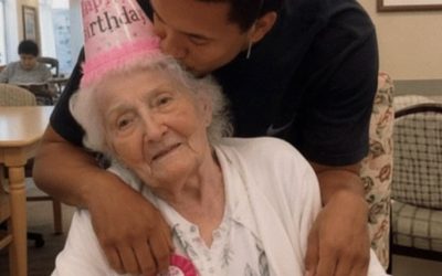 Una anciana me pagó para asistir a sus cumpleaños durante diez años – Un día, supe por qué