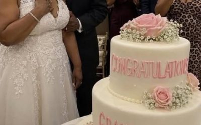 Mi hermana me envió un pastel con la inscripción “Felicitaciones a la abuela casada” por mi 56 aniversario de bodas, ¡y lo que mi esposo hizo con él dejó a todos asombrados!