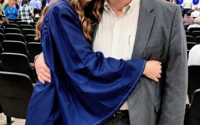 Mis compañeros se burlaron de mi abuelo por ser conserje; luego mi mayor matón subió al escenario y reveló un secreto que dejó a todos llorando