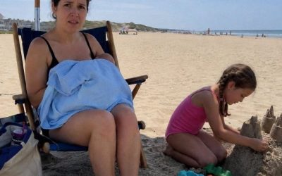 Una mujer empezó a grabarme mientras amamantaba a mi bebé en la playa, y entonces mi hija de 8 años le hizo una pregunta que dejó a todos sin palabras.