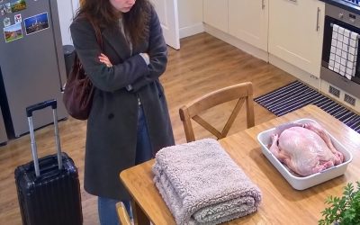 Mi suegra me dijo que me levantara a las 4 a.m. para cocinar la cena de Acción de Gracias para sus 30 invitados. Mi esposo agregó: “¡Esta vez, recuerda hacer que todo sea realmente perfecto!” Sonreí y respondí: “Por supuesto”. A las 3 a.m., llevé mi maleta al aeropuerto.