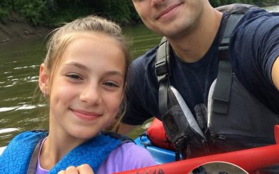 Mi sobrina nunca regresó de una excursión en kayak con su tío. Siete años después, lo que encontré en su viejo chaleco salvavidas me impulsó a llamar al 911.
