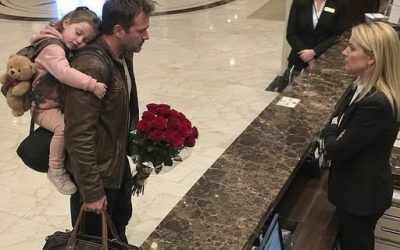 Un padre viudo fue rechazado en su propio hotel con su hija dormida en brazos… pero cuando el personal se dio cuenta de quién era en realidad, ya era demasiado tarde.