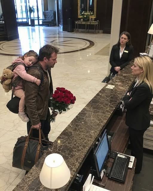 Un padre viudo fue rechazado en su propio hotel con su hija dormida en brazos… pero cuando el personal se dio cuenta de quién era en realidad, ya era demasiado tarde.