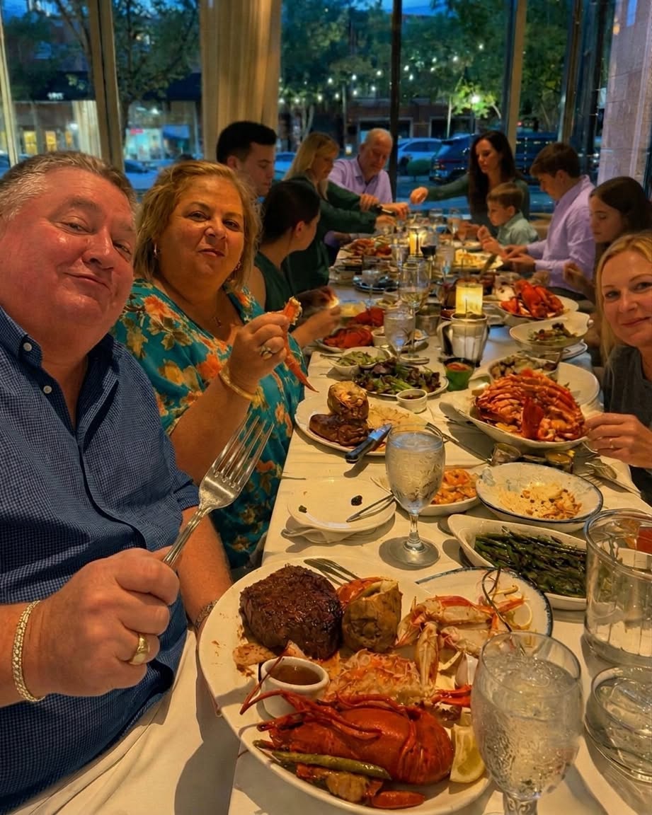 (Parte 1) La familia de mi marido siempre esperaba que yo pagara la cena — Finalmente les di una lección que nunca olvidarían.