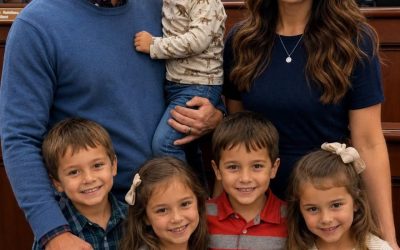 Este Padre Soltero Luchó Para Adoptar A 5 Hermanos Menores De 7 Años Antes De Que Fueran Separados – El Juez Se Rompió Después De Enterarse De Por Qué