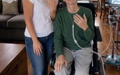 Me casé con un hombre treinta años mayor por su fortuna. Después de su funeral, su abogado me dio una caja y me dijo: «Se aseguró de que recibieras