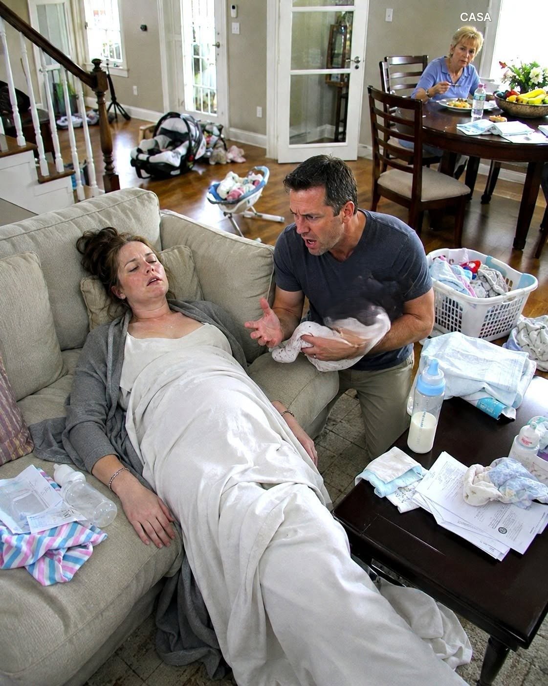 Regresé a casa antes de lo previsto y encontré a mi esposa inconsciente en el sofá, mientras mi madre cenaba tranquilamente la comida que le había pedido que preparara, ignorando los llantos desesperados de nuestra recién nacida.