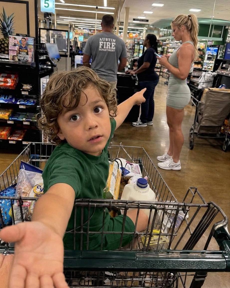 Mi hijo de 5 años señaló a una mujer en el supermercado y dijo: “Esa es la señora que viene a nuestra casa cuando estás trabajando”.