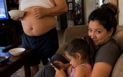 Mi suegro pasaba por mi lado sin camisa durante meses, como si yo fuera invisible; pero una grabación de voz de 10 segundos lo dejó temblando.