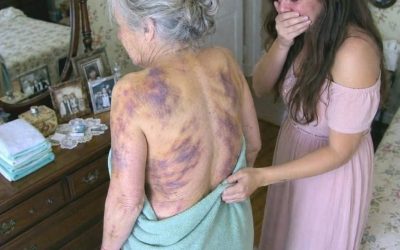Llegué a casa a visitar a mi anciana madre, pero cuando me ofrecí a ayudar a bañarla, ella se encogió de terror