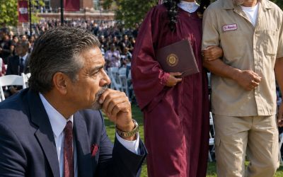 MI HIJA ME DEJÓ ATRÁS EN SU GRADUACIÓN Y ELIGIÓ AL CONSERJE DE LA ESCUELA—ENTONCES ÉL SACÓ UNA CARTA QUE MI DIFUNTA ESPOSA HABÍA ESCRITO 18 AÑOS ATRÁS.