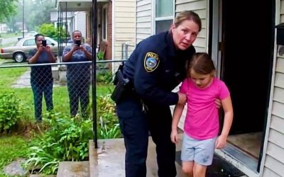 Una niña asustada llamó al 911 y susurró: «Papá dice que es amor… pero es amor». Cuatro días después, la verdad oculta dejó a todo el vecindario llorando.