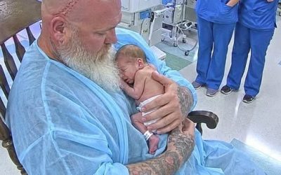 El motociclista gigante se sentó con el bebé que nadie visitó; entonces una enfermera notó lo que estaba escrito en su muñeca.