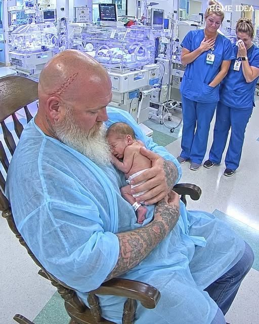 El motociclista gigante se sentó con el bebé que nadie visitó; entonces una enfermera notó lo que estaba escrito en su muñeca.