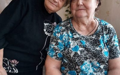 Durante 27 años, mi amiga me dio dinero todos los meses y repetía: «Es la deuda de tu difunto esposo». Después de su muerte, el director del banco abrió una cuenta secreta… Me quedé en shock