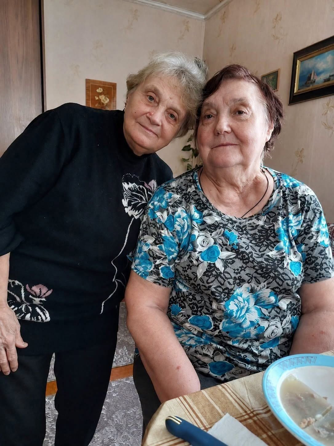 Durante 27 años, mi amiga me dio dinero todos los meses y repetía: «Es la deuda de tu difunto esposo». Después de su muerte, el director del banco abrió una cuenta secreta… Me quedé en shock