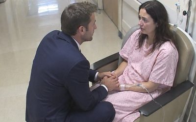 Parte 2 Dos meses después de divorciarme de mi esposa, la encontré sentada sola en el pasillo de un hospital, vestida con una bata de paciente.