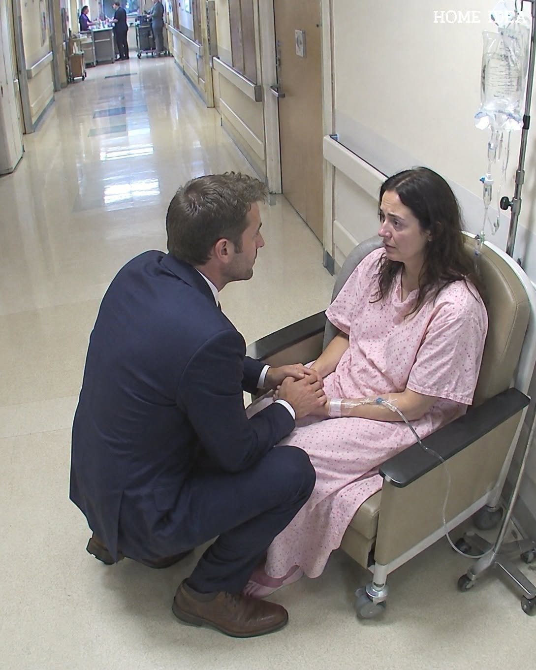 Parte 2 Dos meses después de divorciarme de mi esposa, la encontré sentada sola en el pasillo de un hospital, vestida con una bata de paciente.