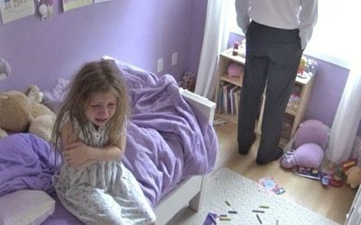 Dijeron que solo duele la primera vez”, susurró una niña al 911. Lo que las autoridades encontraron dentro de esa casa tranquila era mucho peor de lo que habían imaginado.