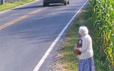 Después de enterrar a mi esposo, mi hijo me llevó hasta una carretera tranquila a las afueras de la ciudad y me dijo: «Aquí es donde te bajas. La casa y el negocio ahora son míos».  Me quedé allí, de pie entre el polvo, aferrada a mi bolso, mientras él se alejaba sin siquiera mirar atrás.  Sin teléfono. Sin dinero.  Y fue entonces cuando comprendí algo:  No estaba sola.  Era libre…  Pero él no tenía ni idea de todo lo que había dejado preparado antes de que su padre falleciera…