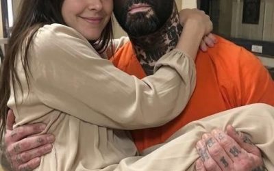 El hombre con el que me casé por hacerle un favor salió en libertad tres años después. Entonces apareció con una caja negra y una verdad que jamás habría imaginado.