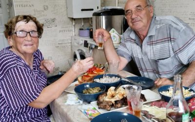 Durante treinta y cinco años, mi marido compartió conmigo la misma bebida cada noche. Años después, llevé la botella a analizar y el resultado me dejó completamente sorprendida…
