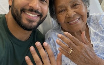 Una anciana me pidió matrimonio como último deseo. Tras su fallecimiento, su abogado me entregó su bolsa del hospital y me dijo: «Te eligió por una razón».