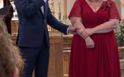 Mi hija me pidió que no asistiera a su boda porque la «avergonzaría» — pero lo que hizo el novio frente al altar dejó a los 200 invitados completamente paralizados