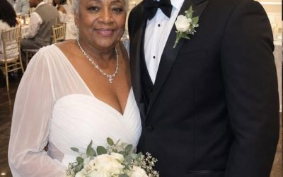 Me casé con una mujer mayor por dinero y por un lugar donde vivir. Después de su funeral, su abogado me entregó una caja y dijo: «Esto es lo que realmente querías».