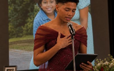 MI HIJO DE 18 AÑOS CRUZÓ EL ESCENARIO DE SU GRADUACIÓN DE PREPARATORIA CON EL VESTIDO ROJO BRILLANTE DE SU HERMANA GEMELA FALLECIDA MIENTRAS CIENTOS DE PERSONAS SE REÍAN. YO LE HABÍA ROGADO QUE NO SE LO PUSIERA. ENTONCES CAMINÓ DIRECTAMENTE HACIA MÍ, SACÓ UNA FLOR AMARILLA SECA DEL BOLSILLO Y DIJO: “MAMÁ… POR ESTO.”