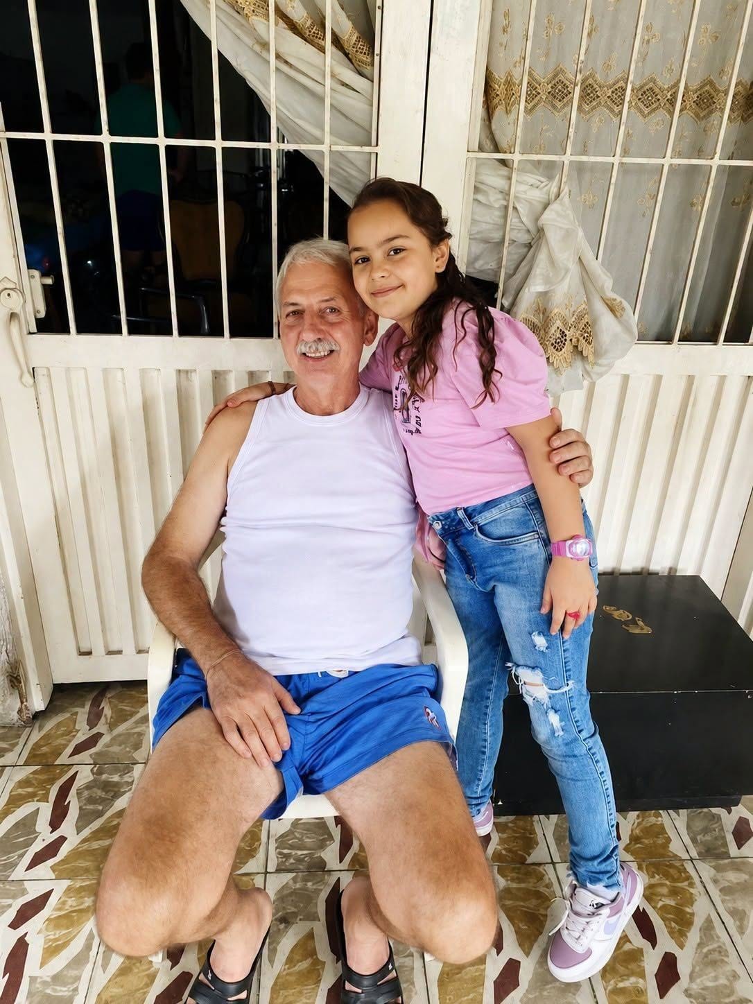 Mi hija siempre me rogaba quedarse con el abuelo, pero después de escuchar una frase que ella repitió, decidí regresar a escondidas…