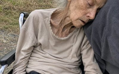 Encontré a una mujer de 95 años sedada, sentada en una silla de ruedas junto a una carretera desierta, y la llevé al hospital… Pero cuando despertó y nos contó lo que había ocurrido, todos se quedaron paralizados