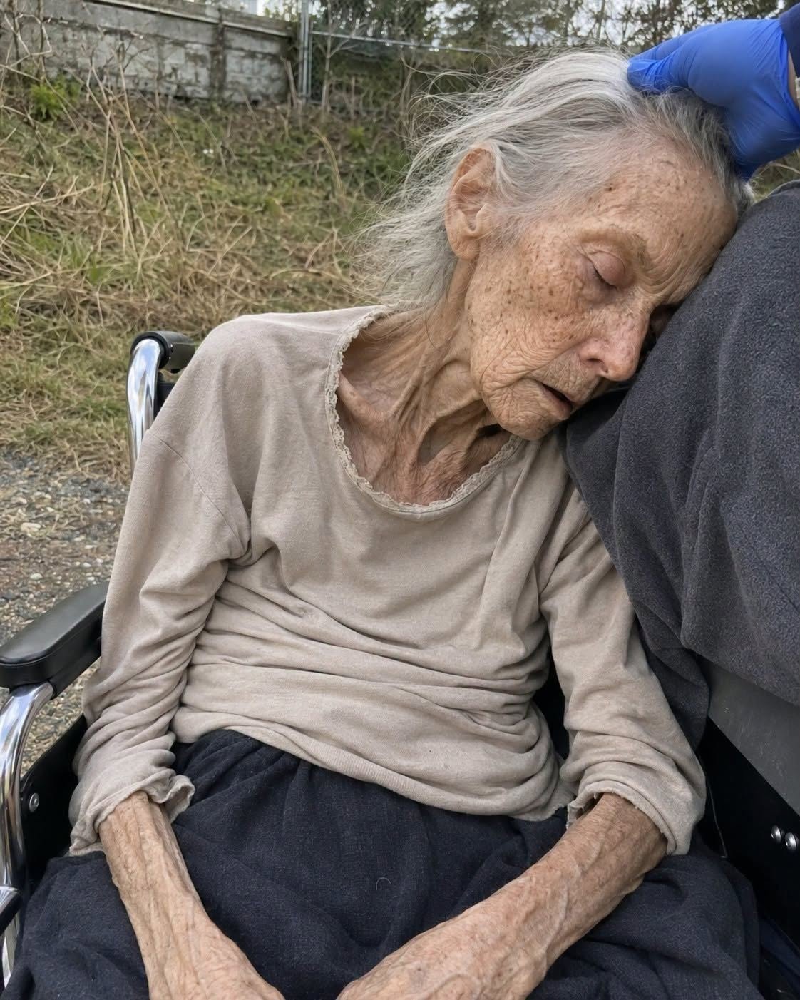 Encontré a una mujer de 95 años sedada, sentada en una silla de ruedas junto a una carretera desierta, y la llevé al hospital… Pero cuando despertó y nos contó lo que había ocurrido, todos se quedaron paralizados